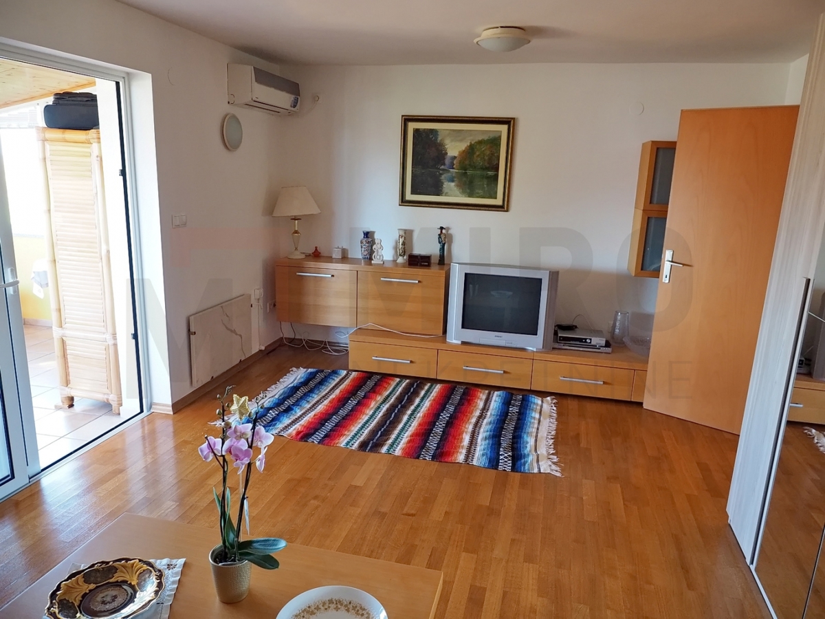 Malinska, dvojček na odlični lokaciji 80m od morja, PRODAJA!