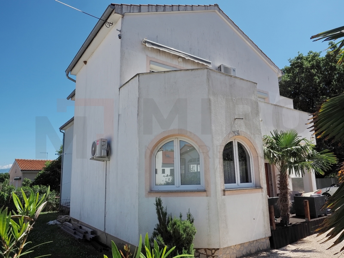 Malinska, hiša s 5 apartmaji na odlični lokaciji!