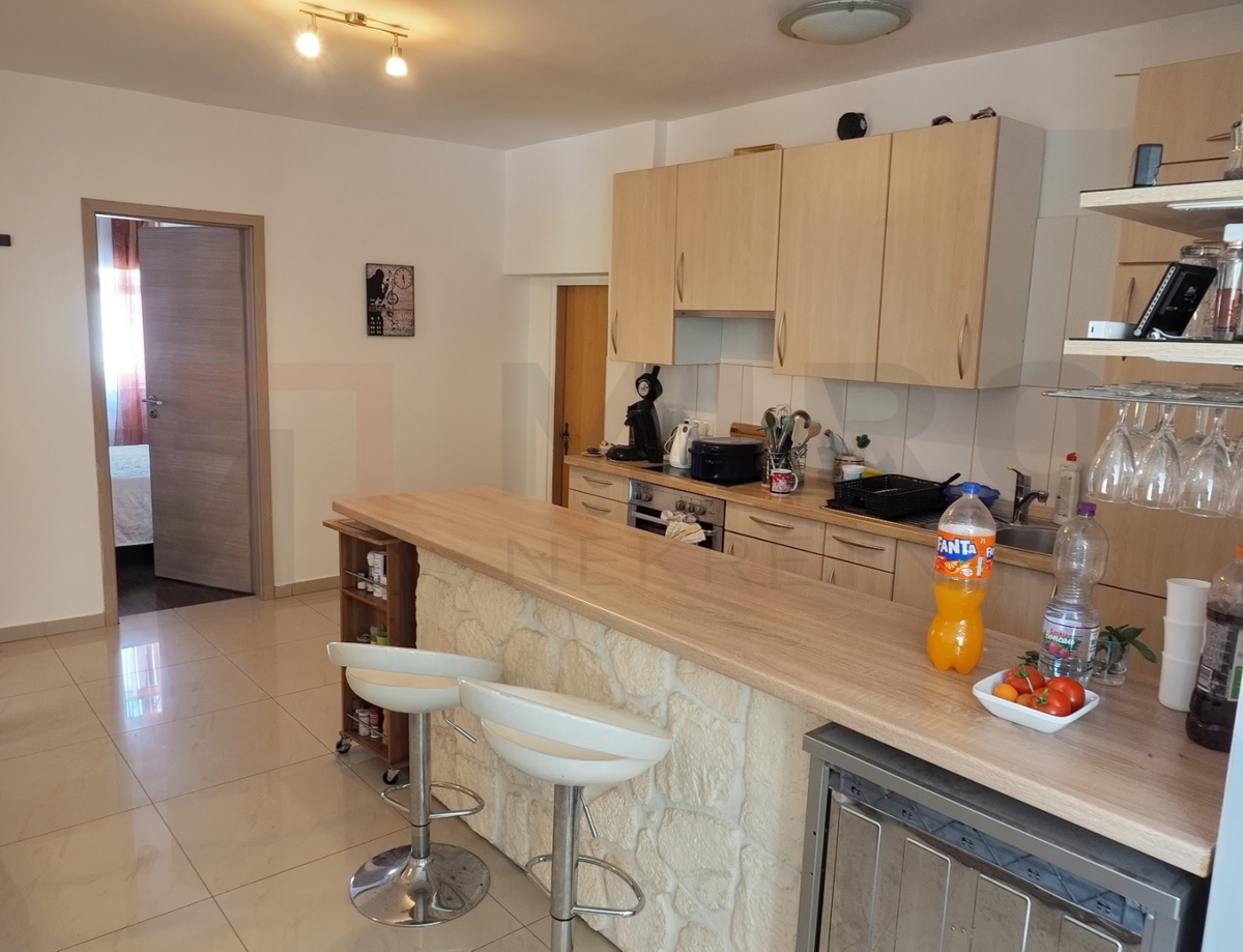 Malinska, hiša s 5 apartmaji na odlični lokaciji!