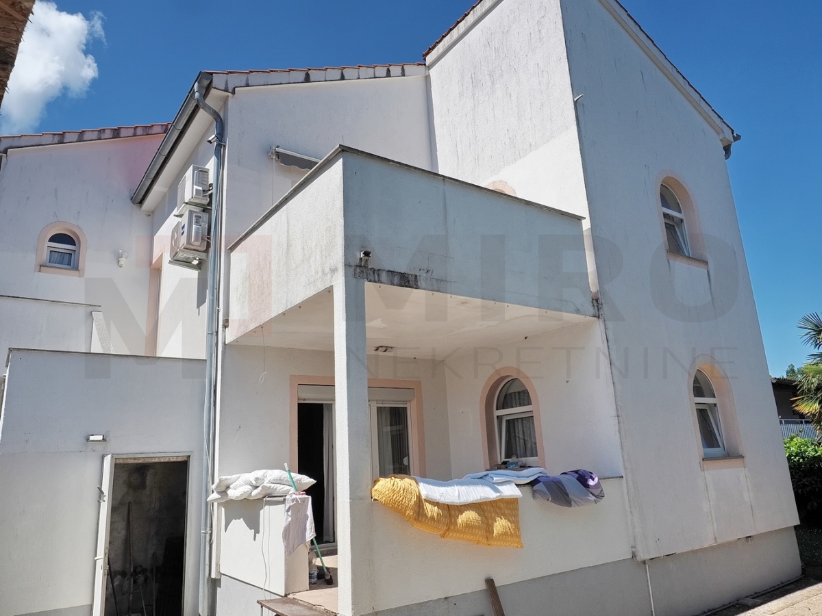 Malinska, hiša s 5 apartmaji na odlični lokaciji!
