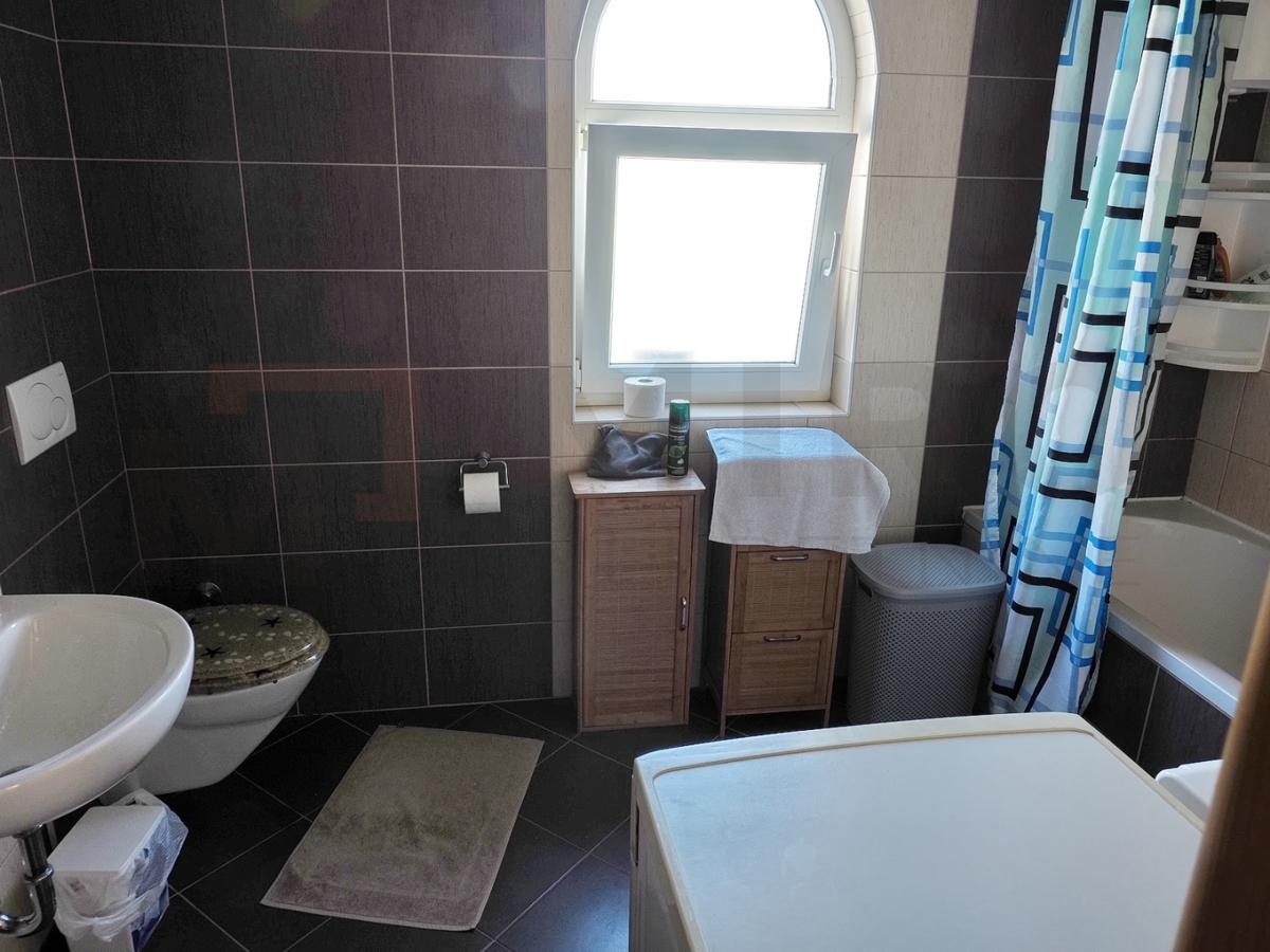 Malinska, hiša s 5 apartmaji na odlični lokaciji!