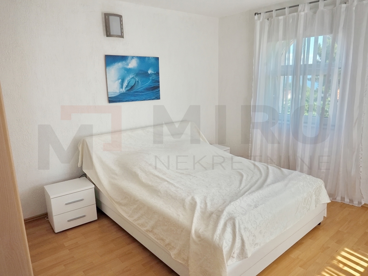 Malinska, hiša s 5 apartmaji na odlični lokaciji!