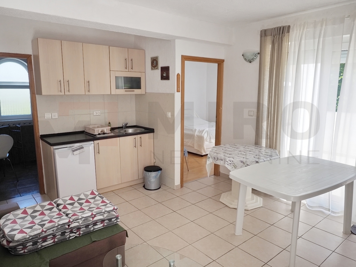 Malinska, hiša s 5 apartmaji na odlični lokaciji!