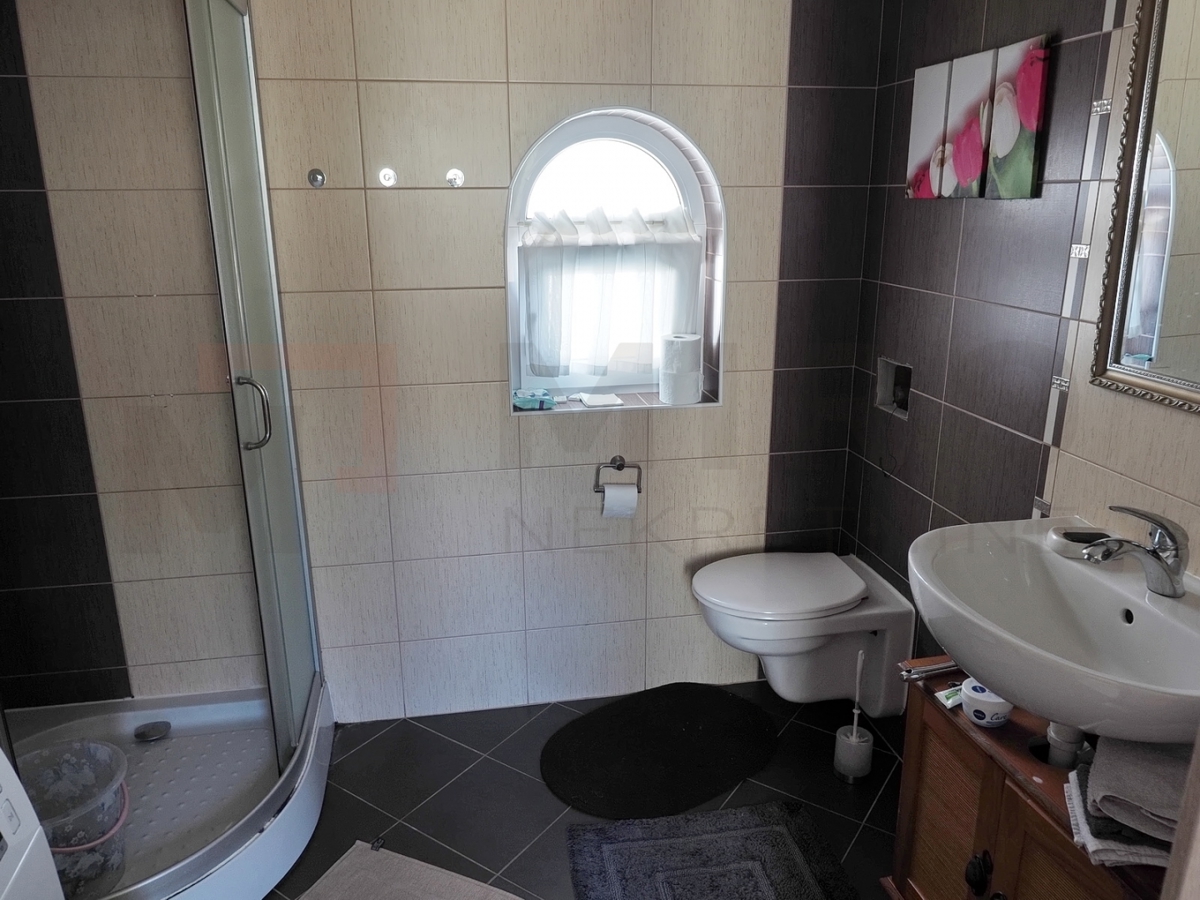 Malinska, hiša s 5 apartmaji na odlični lokaciji!