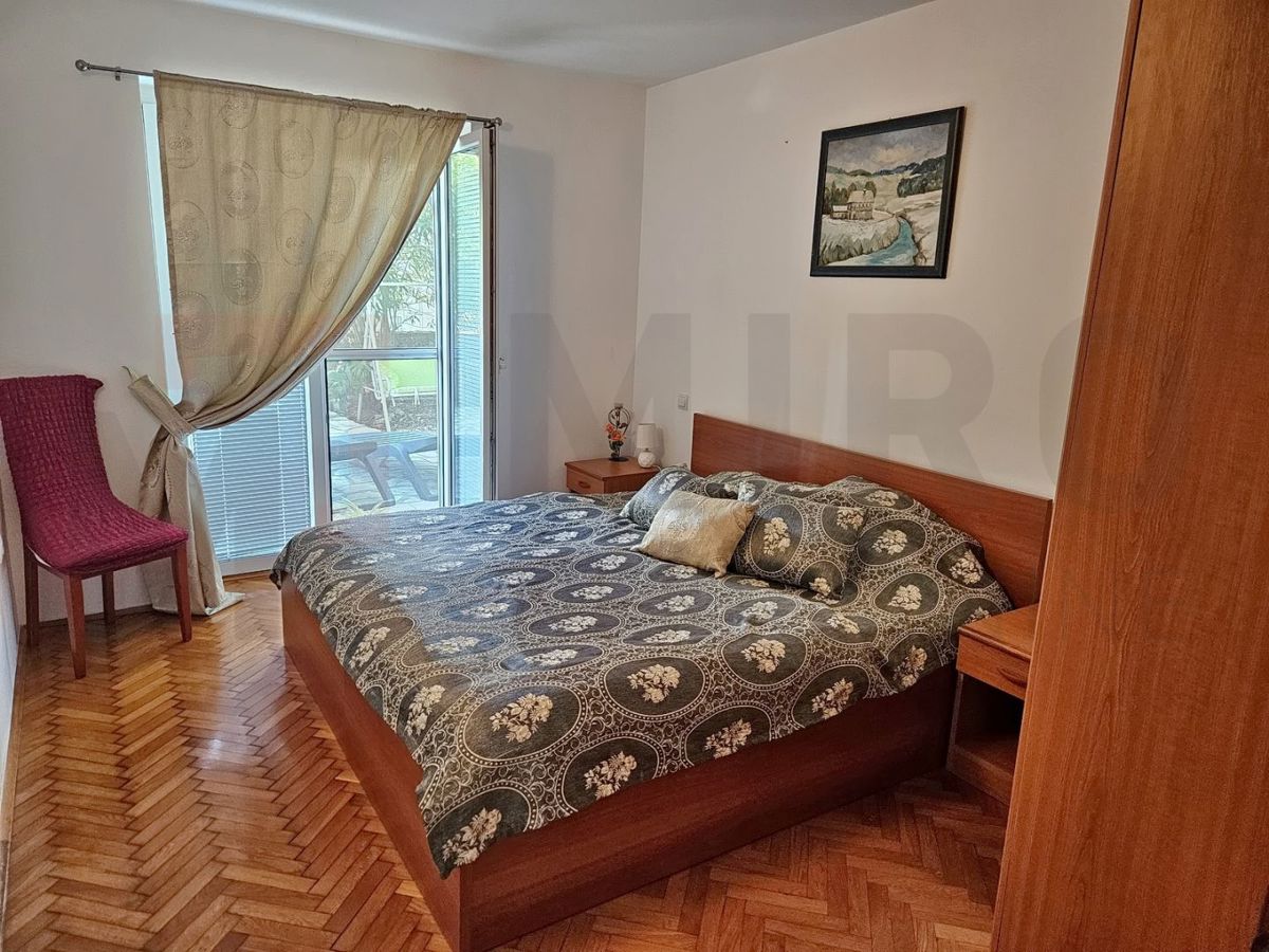 Uvala Soline, enosobno stanovanje v pritličju z vrtom!