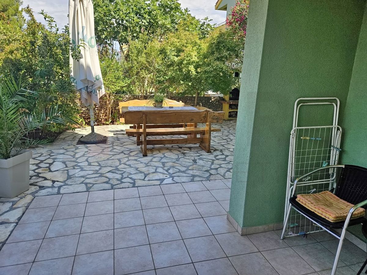 Uvala Soline, enosobno stanovanje v pritličju z vrtom!
