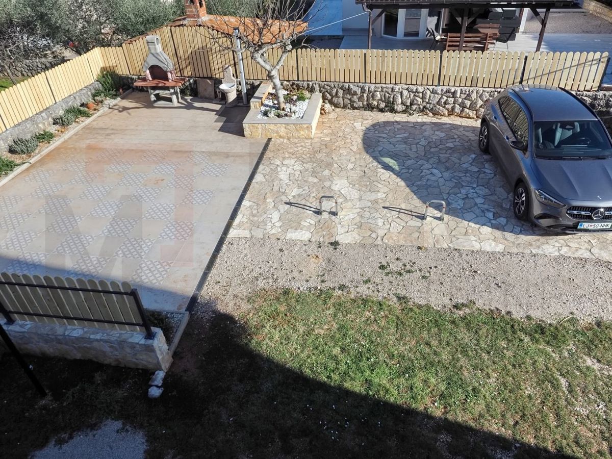 !!NA VOLJO SAMO PRI NAS!! Malinska, opremljeno stanovanje z vrtom!