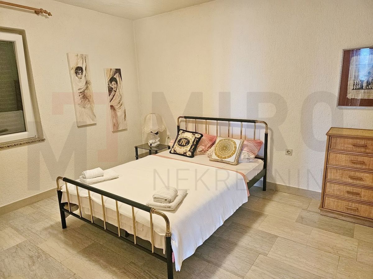 Mesto Krk, samostojna hiša s 3 apartmaji 100 m od morja!