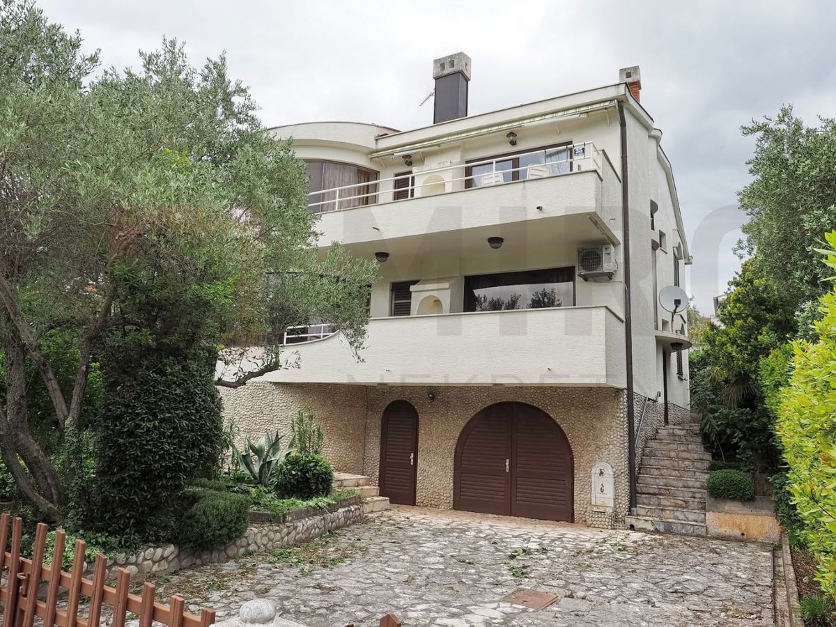 Mesto Krk, samostojna hiša s 3 apartmaji 100 m od morja!