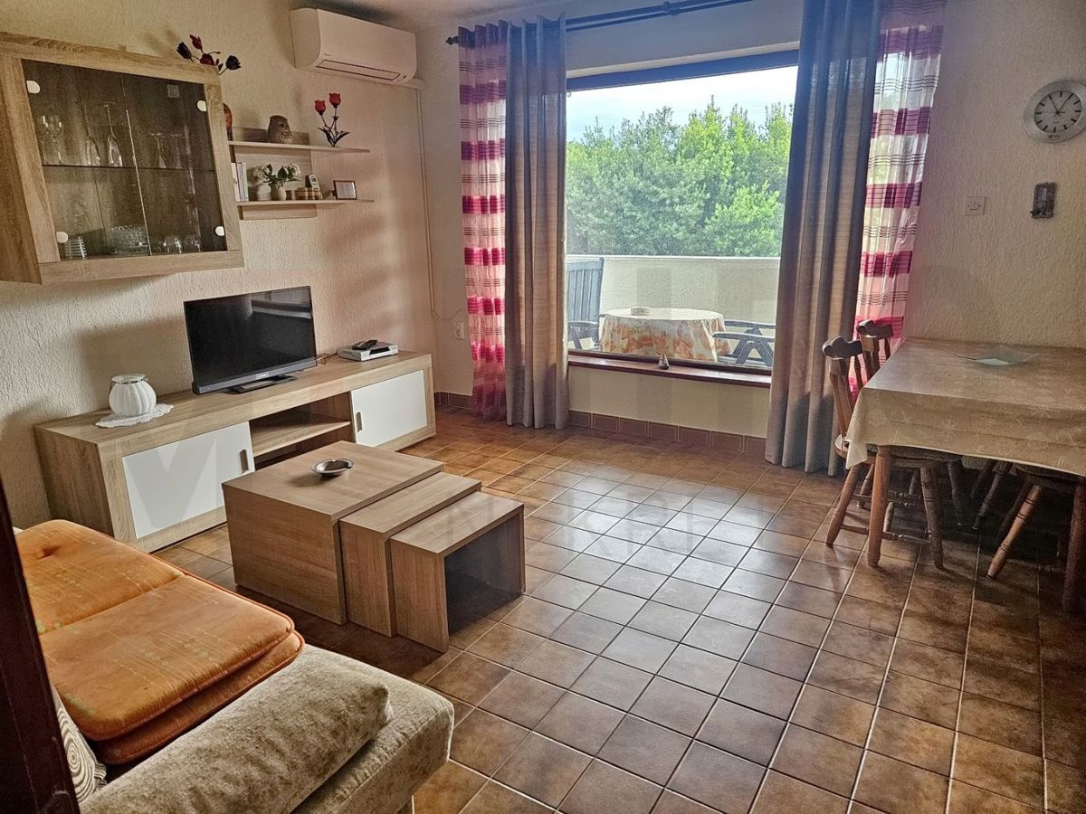 Mesto Krk, samostojna hiša s 3 apartmaji 100 m od morja!