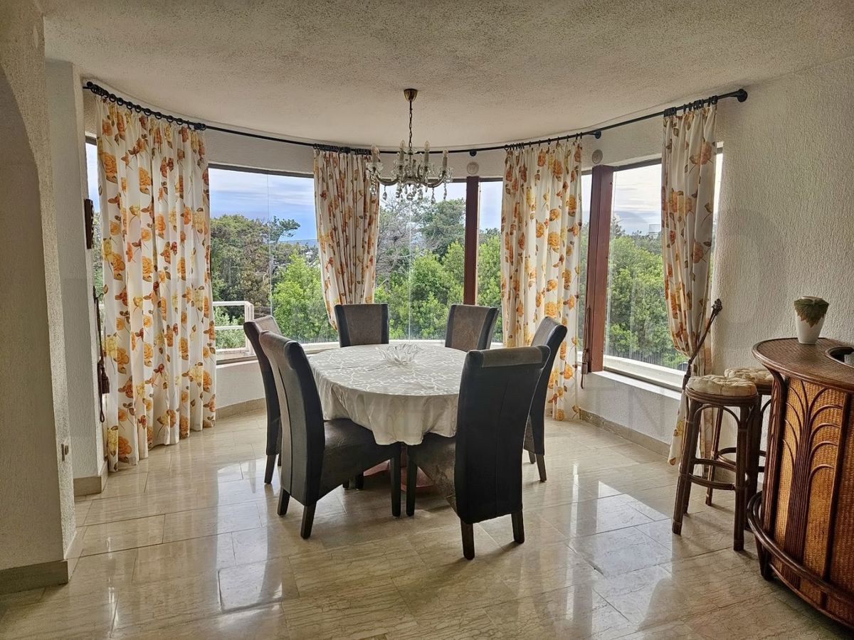 Mesto Krk, samostojna hiša s 3 apartmaji 100 m od morja!