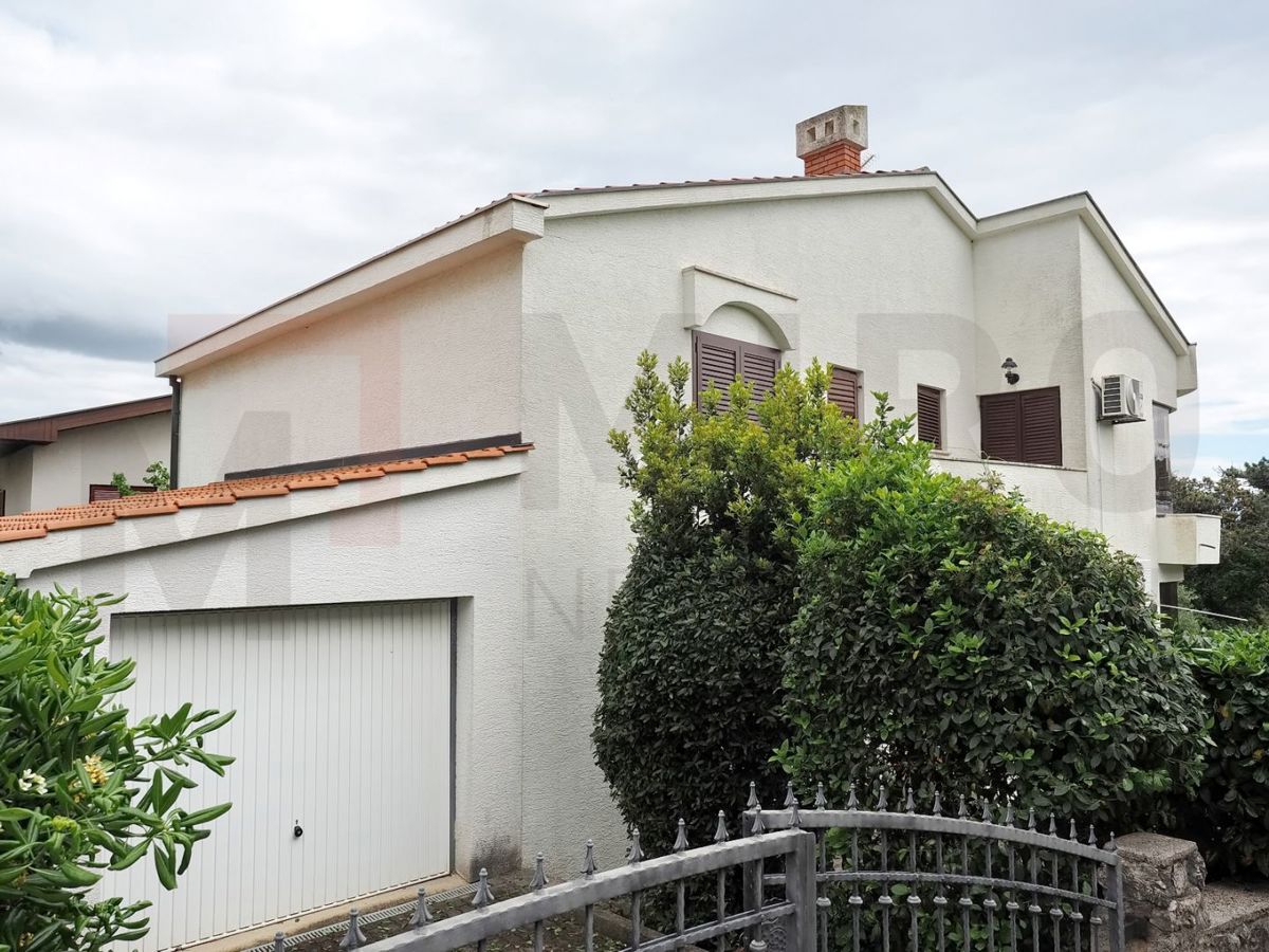 Mesto Krk, samostojna hiša s 3 apartmaji 100 m od morja!