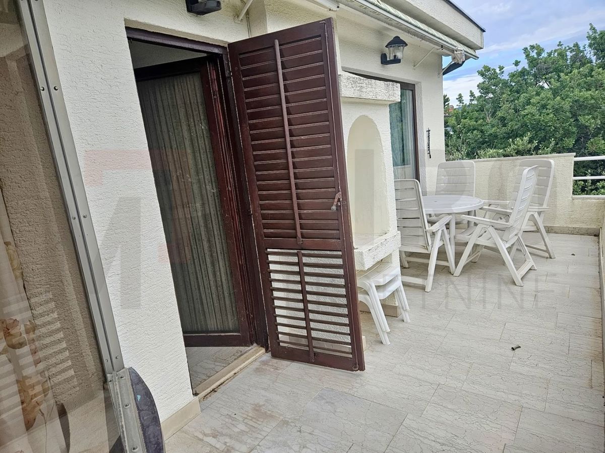 Mesto Krk, samostojna hiša s 3 apartmaji 100 m od morja!