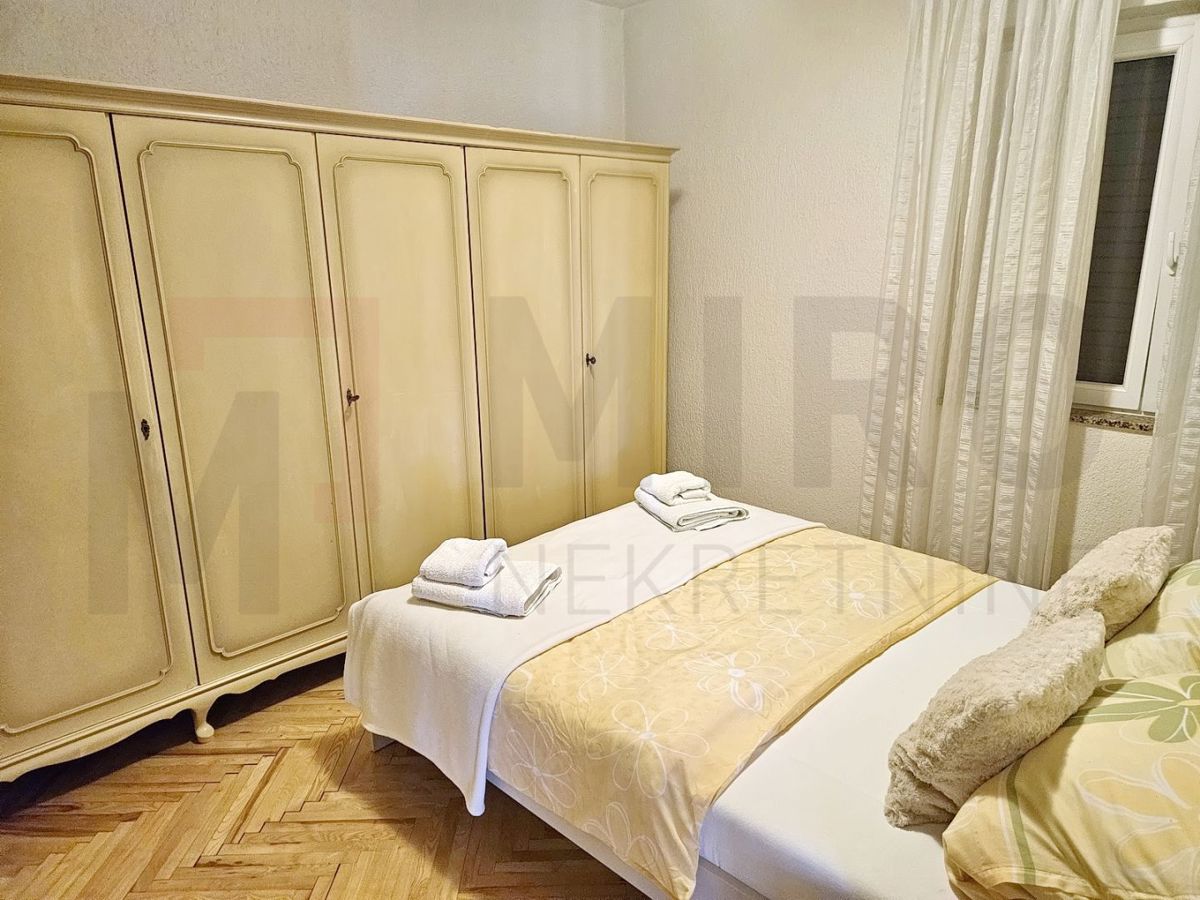 Mesto Krk, samostojna hiša s 3 apartmaji 100 m od morja!