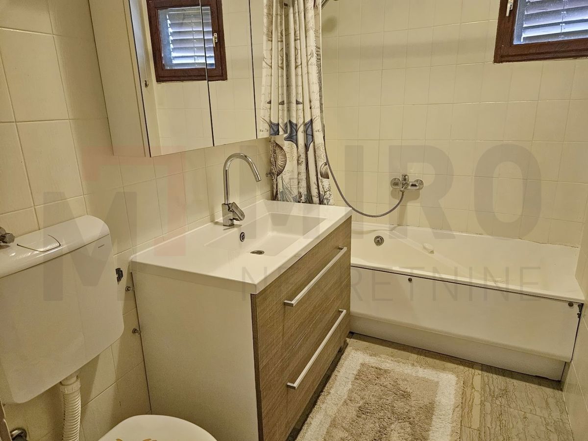 Mesto Krk, samostojna hiša s 3 apartmaji 100 m od morja!