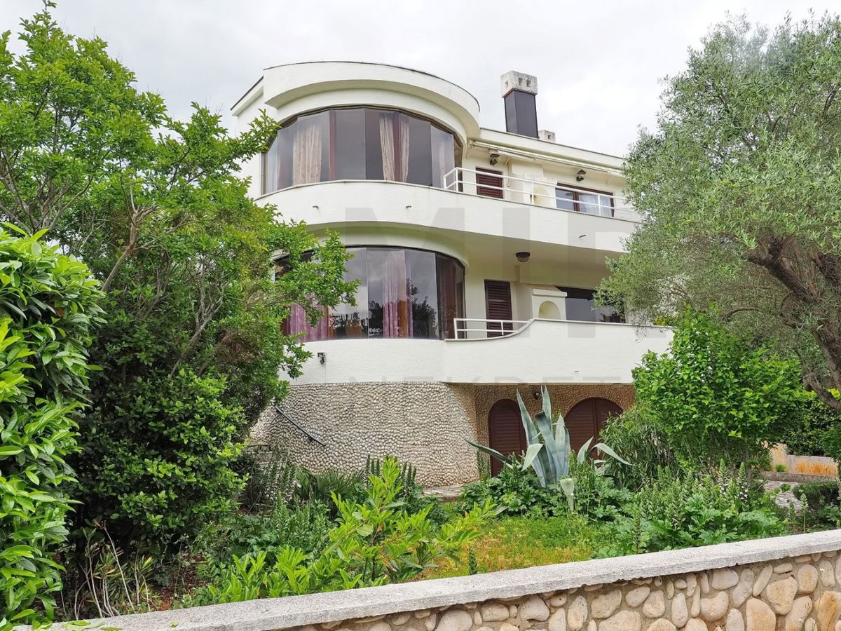 Mesto Krk, samostojna hiša s 3 apartmaji 100 m od morja!