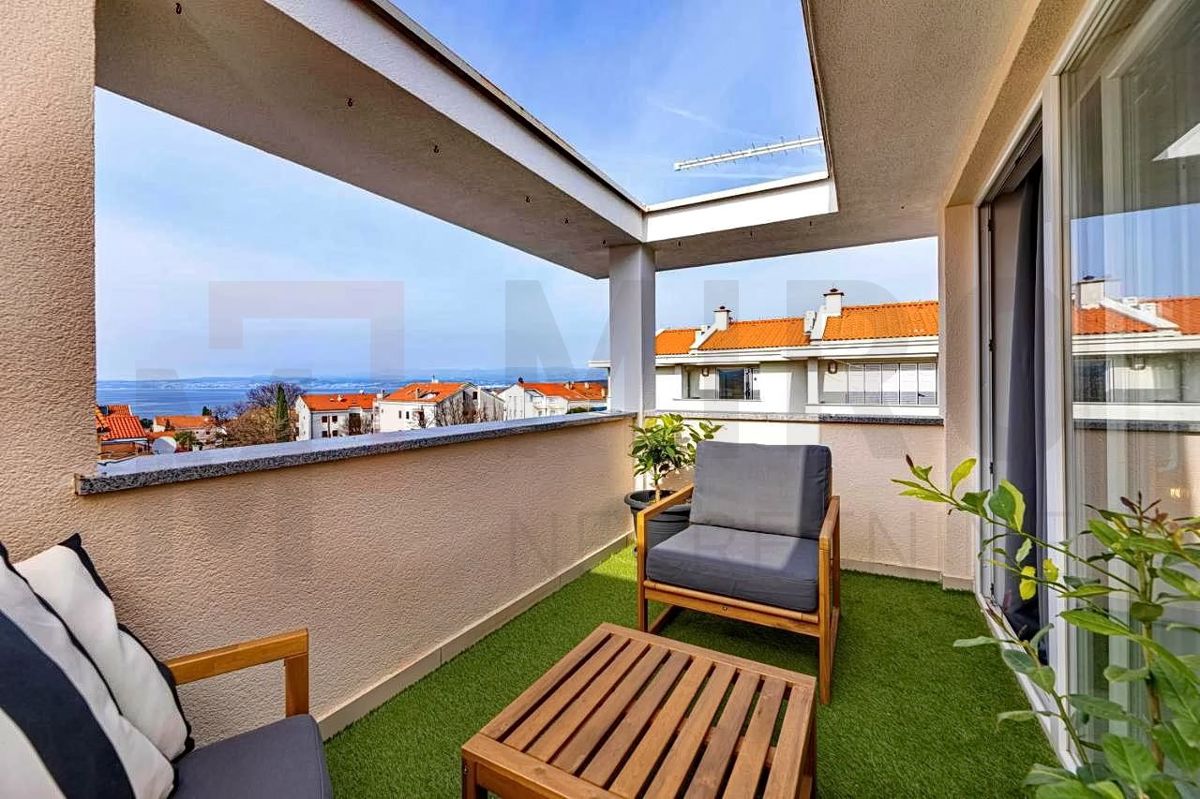 PRILOŽNOST!! Malinska, moderno opremljeno trietažno stanovanje z vrtom in razgledom!