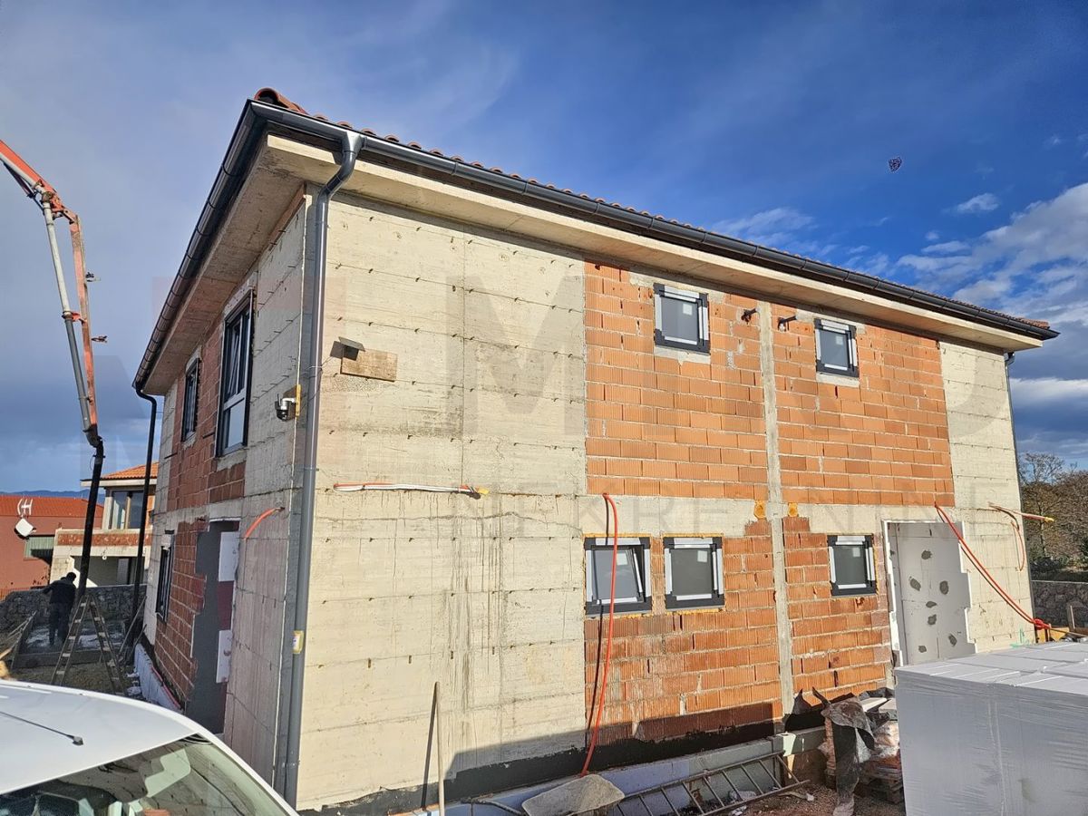 Malinska, nova polpritlična hiša z bazenom 200 m od morja!