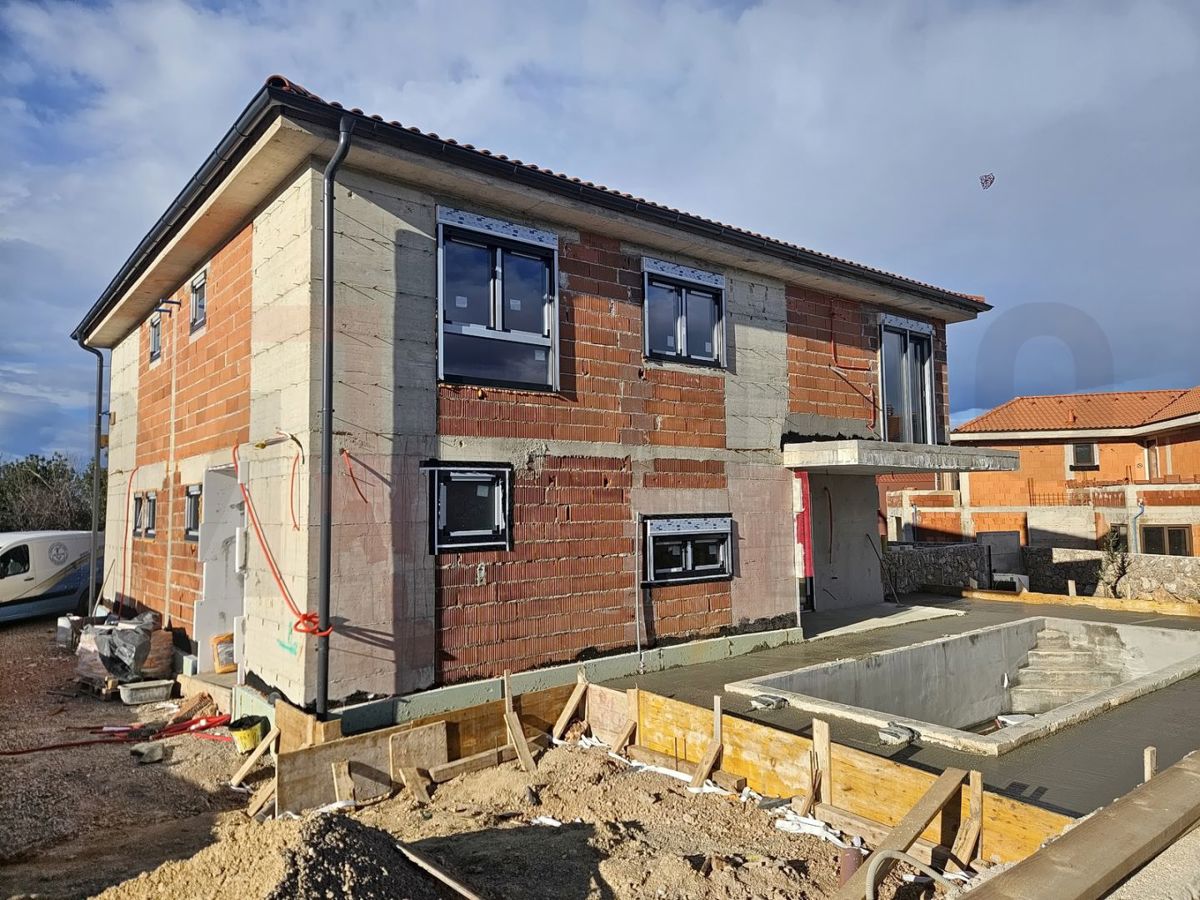 Malinska, nova polpritlična hiša z bazenom 200 m od morja!