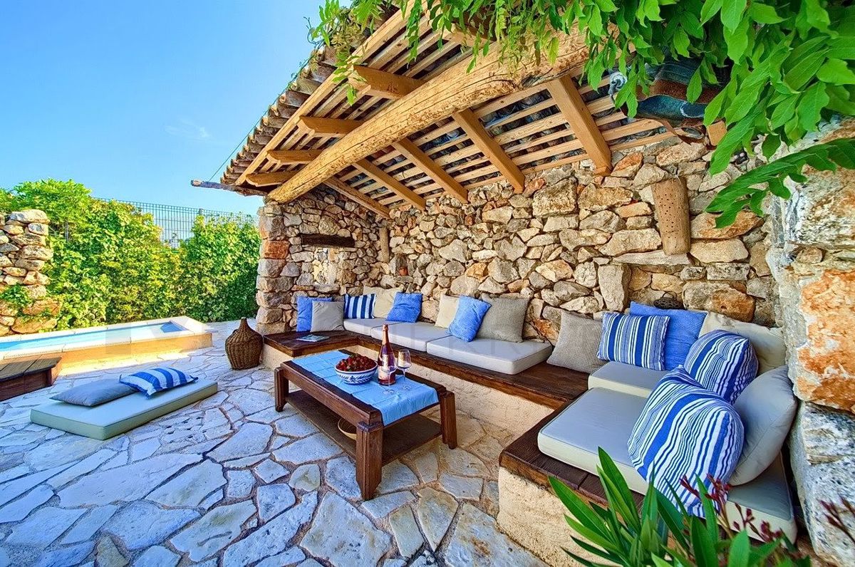 Malinska, polpritlična hiša z bazeni in čudovitim pogledom na morje!