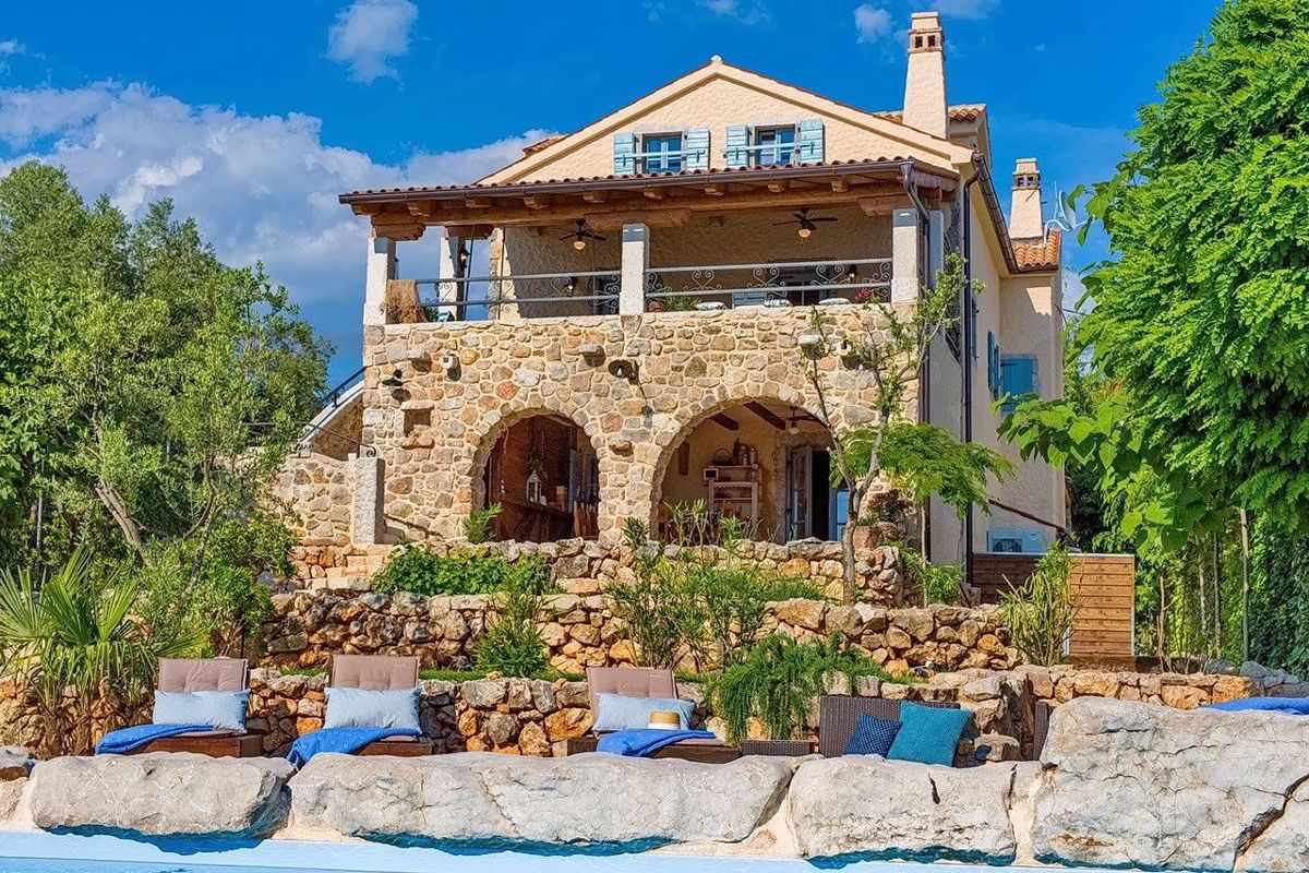 Malinska, polpritlična hiša z bazeni in čudovitim pogledom na morje!