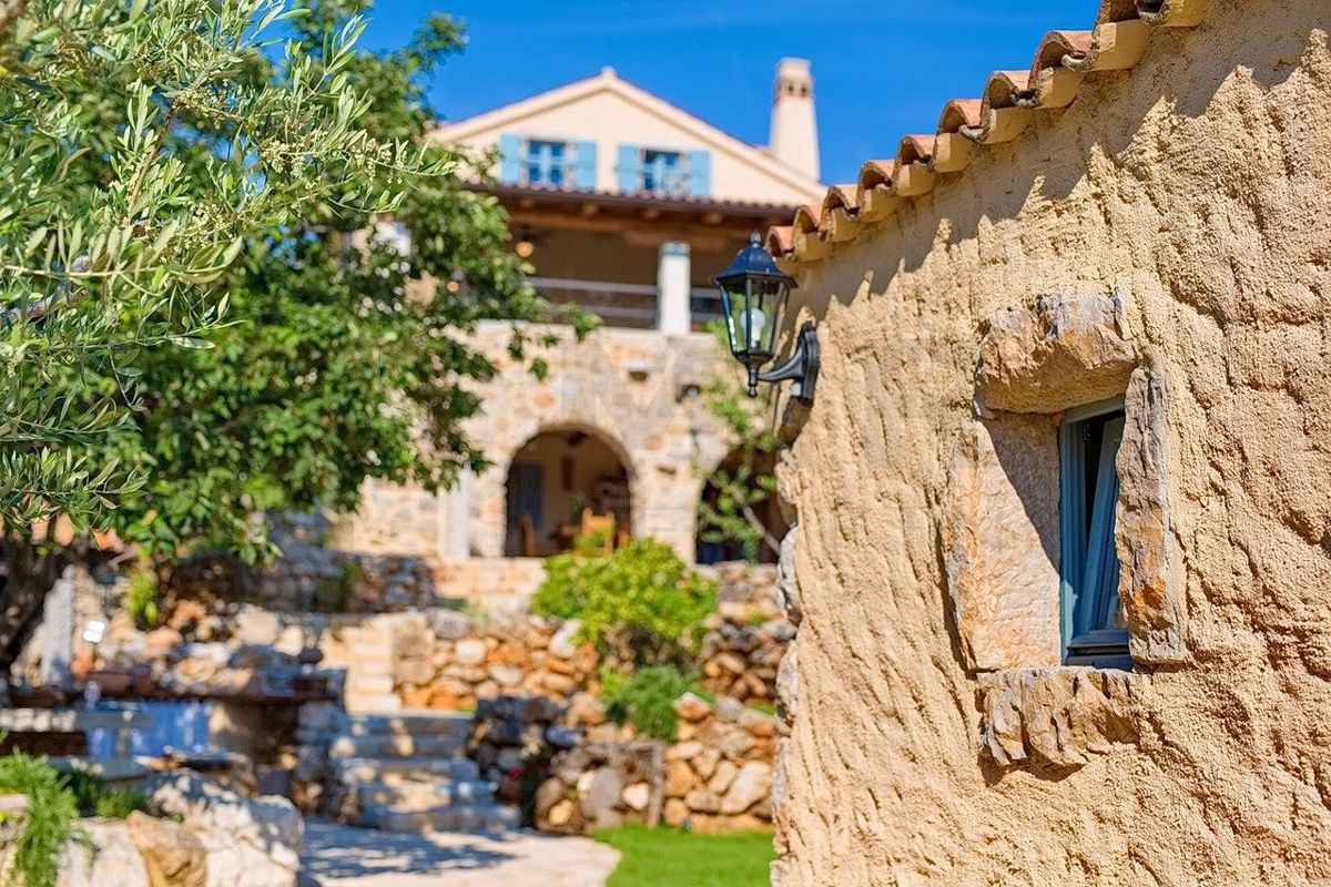 Malinska, polpritlična hiša z bazeni in čudovitim pogledom na morje!