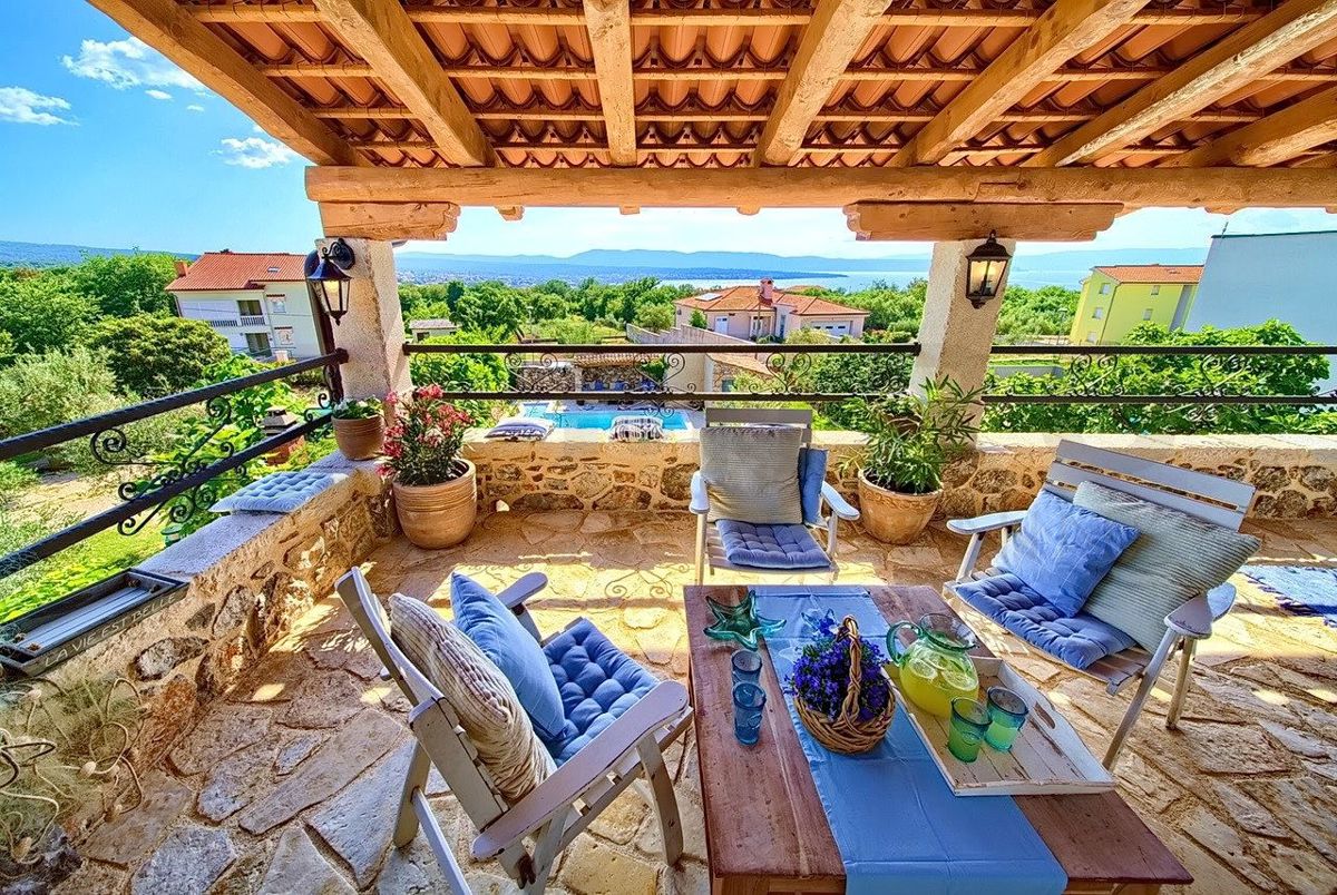 Malinska, polpritlična hiša z bazeni in čudovitim pogledom na morje!