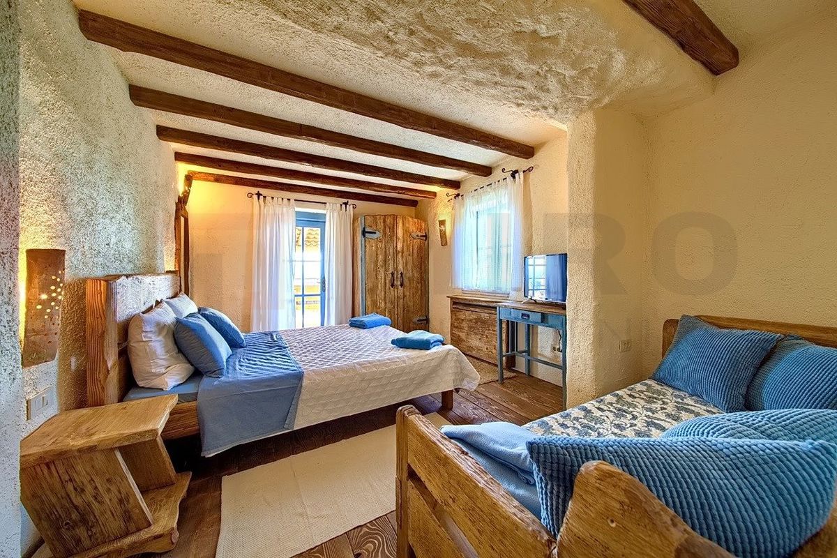 Malinska, polpritlična hiša z bazeni in čudovitim pogledom na morje!