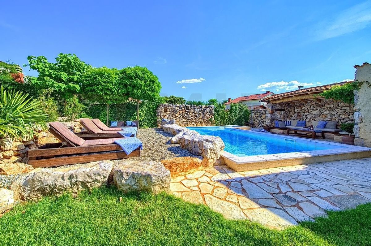 Malinska, polpritlična hiša z bazeni in čudovitim pogledom na morje!