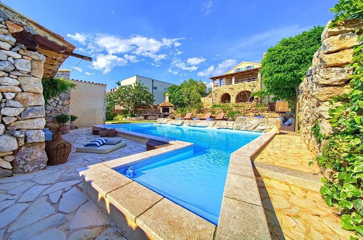 Malinska, polpritlična hiša z bazeni in čudovitim pogledom na morje!