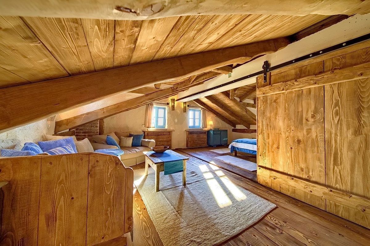 Malinska, polpritlična hiša z bazeni in čudovitim pogledom na morje!