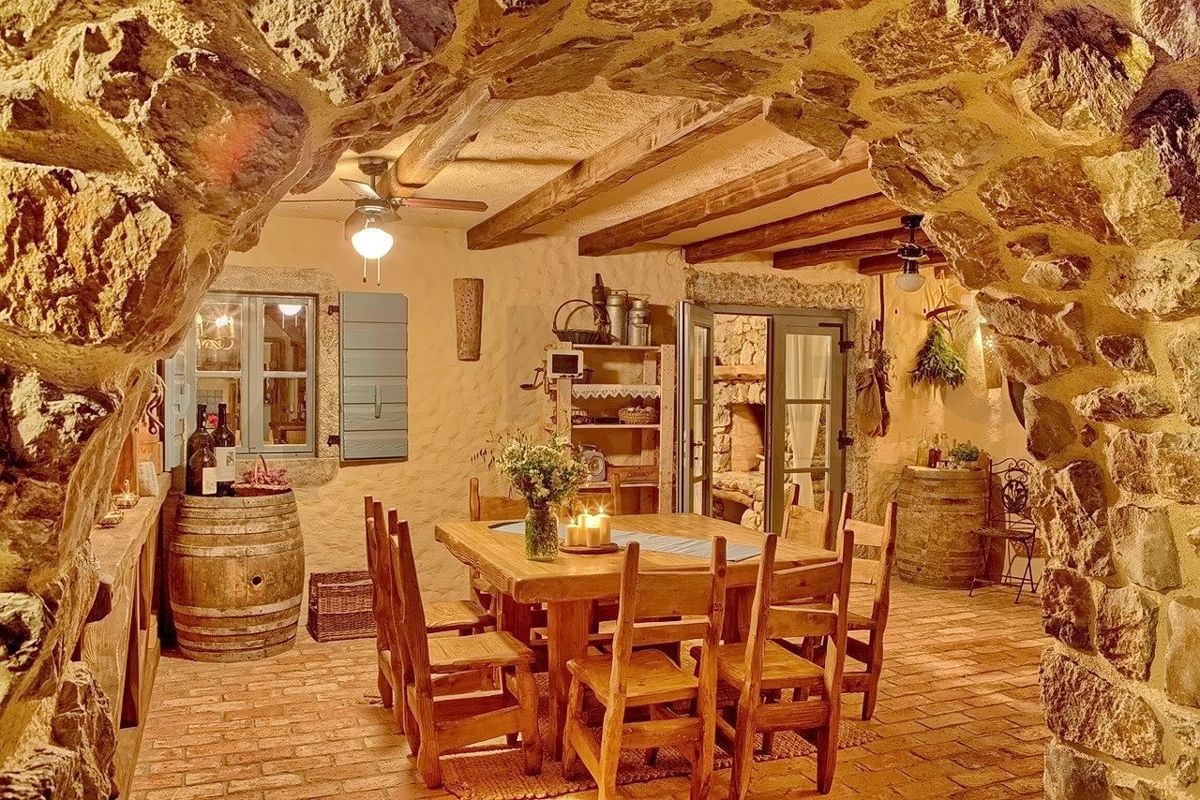 Malinska, polpritlična hiša z bazeni in čudovitim pogledom na morje!