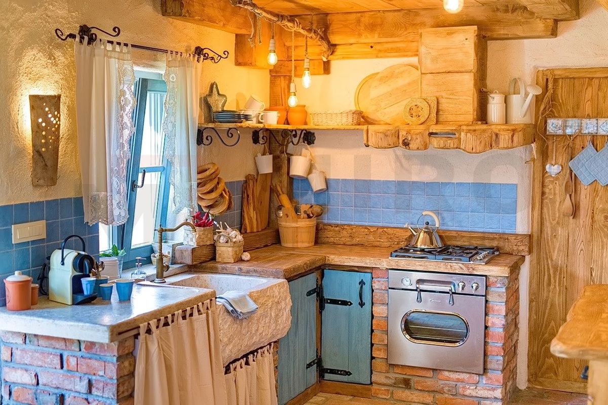 Malinska, polpritlična hiša z bazeni in čudovitim pogledom na morje!