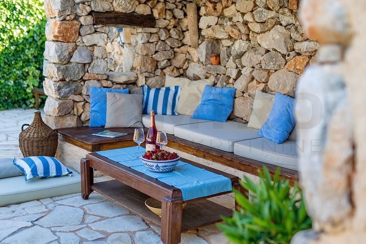 Malinska, polpritlična hiša z bazeni in čudovitim pogledom na morje!