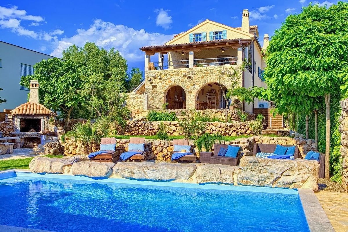 Malinska, polpritlična hiša z bazeni in čudovitim pogledom na morje!