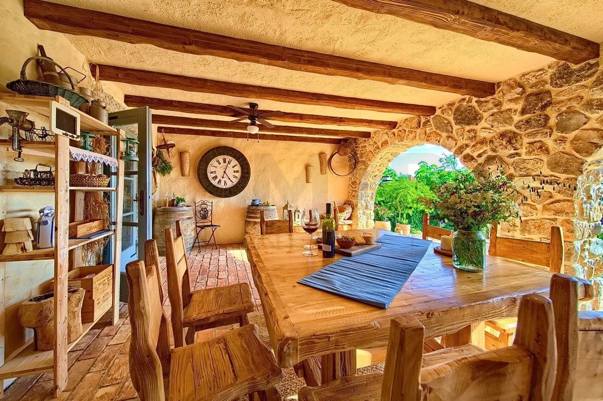 Malinska, polpritlična hiša z bazeni in čudovitim pogledom na morje!