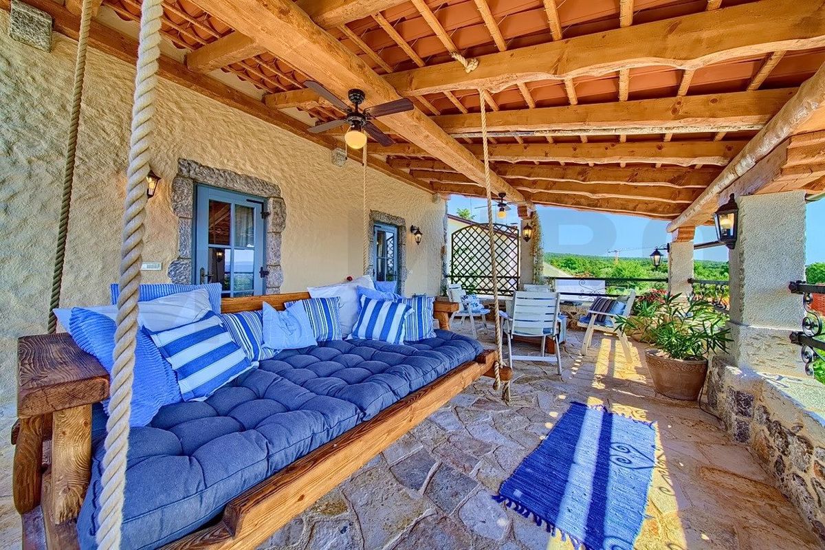 Malinska, polpritlična hiša z bazeni in čudovitim pogledom na morje!