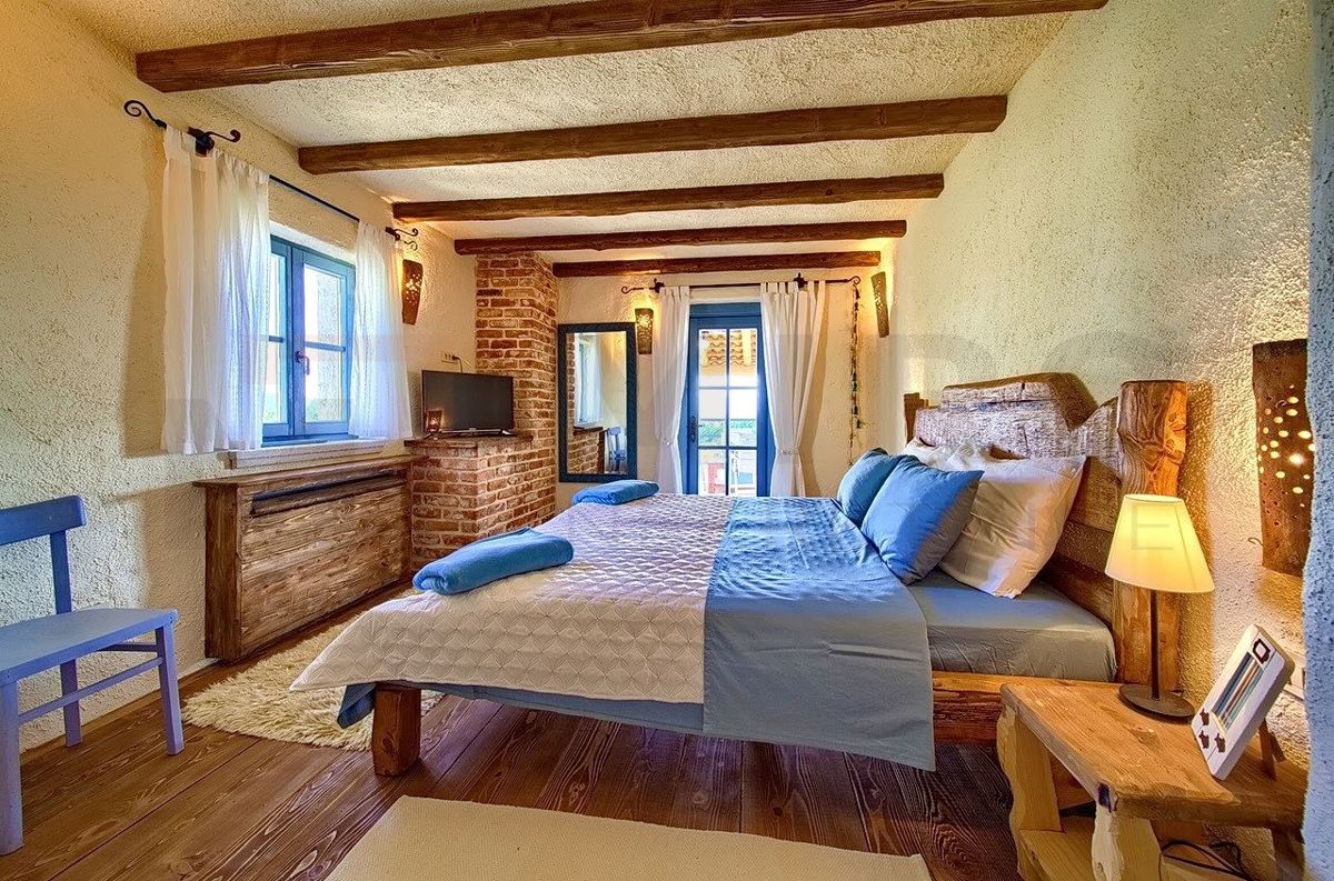 Malinska, polpritlična hiša z bazeni in čudovitim pogledom na morje!