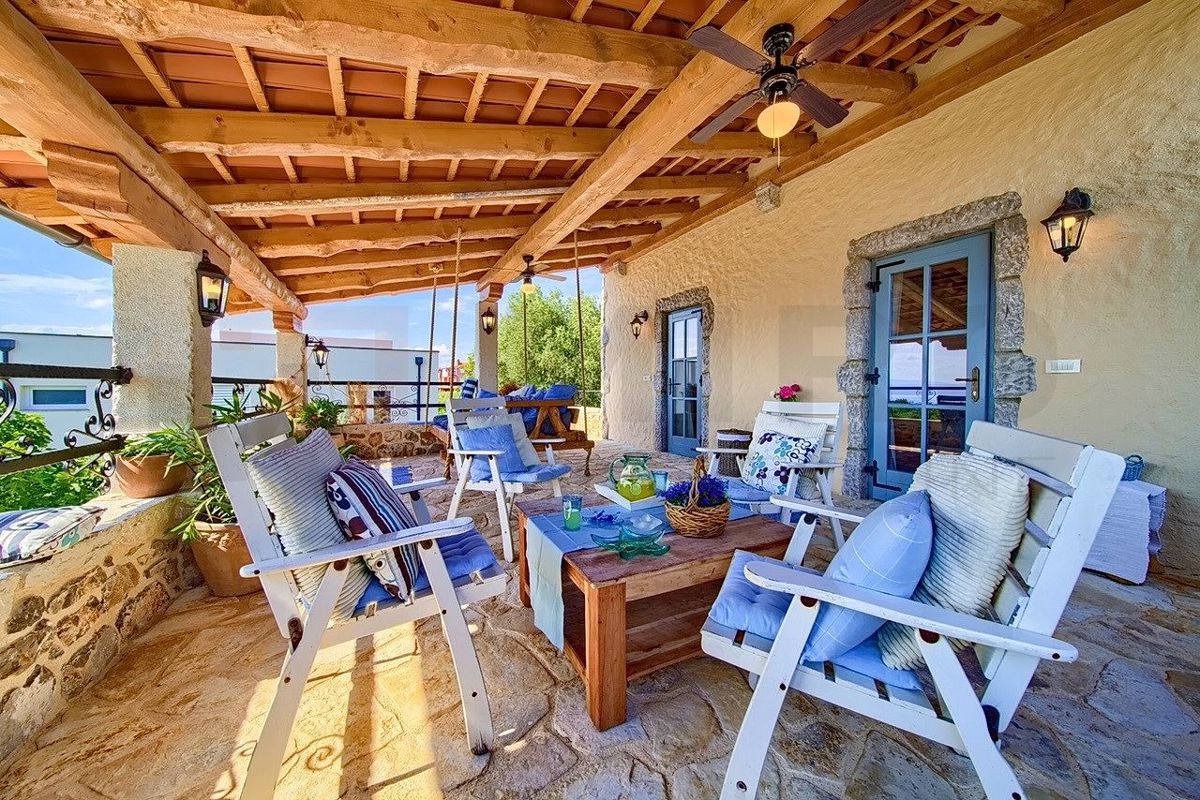 Malinska, polpritlična hiša z bazeni in čudovitim pogledom na morje!