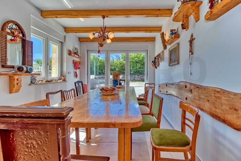 Omišalj, samostojna novejša hiša z 2 apartmajema in bazenom, PRODAJA!