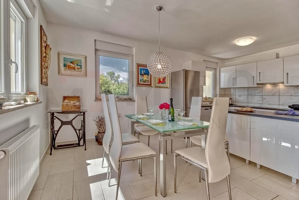 Omišalj, samostojna novejša hiša z 2 apartmajema in bazenom, PRODAJA!
