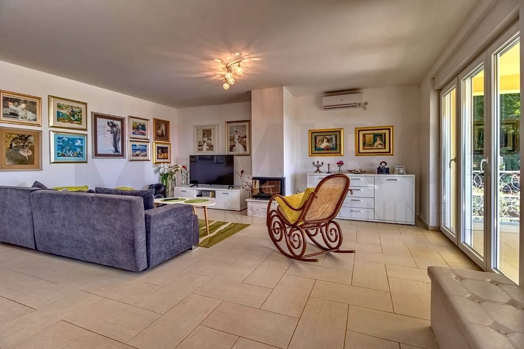 Omišalj, samostojna novejša hiša z 2 apartmajema in bazenom, PRODAJA!