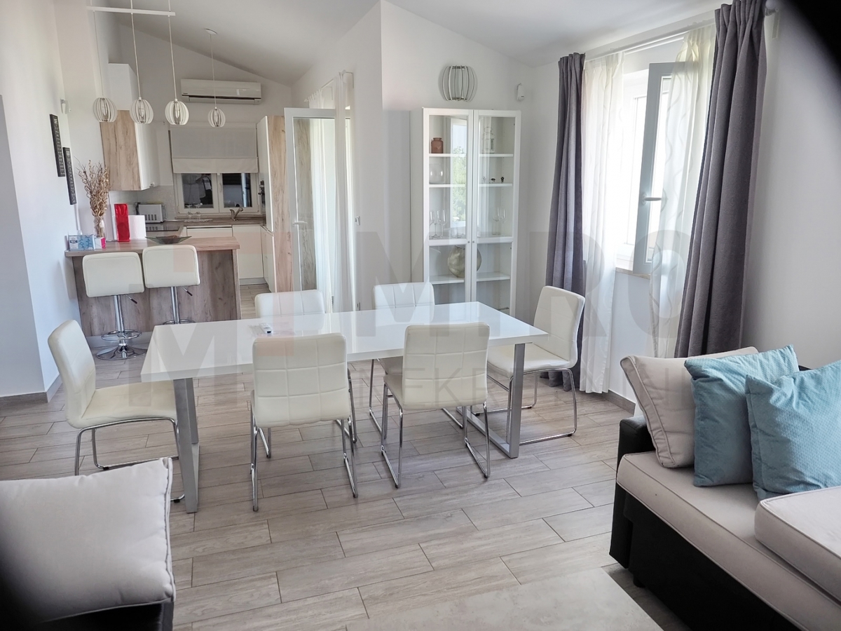 Malinska, lepo urejena samostojna hiša s 3 apartmaji, PRODAMO!