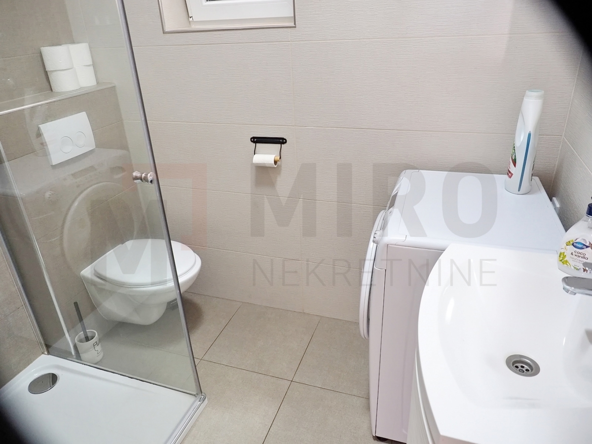 Malinska, lepo urejena samostojna hiša s 3 apartmaji, PRODAMO!