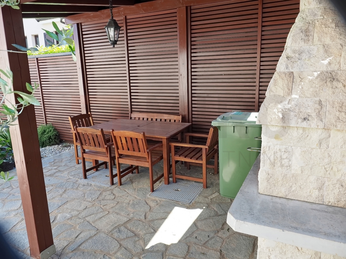 Malinska, lepo urejena samostojna hiša s 3 apartmaji, PRODAMO!