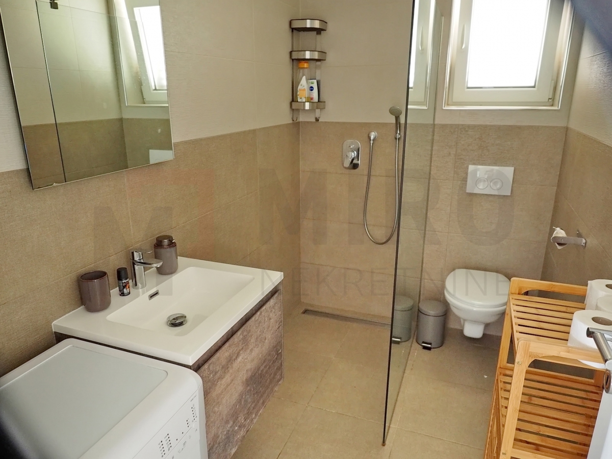 Malinska, lepo urejena samostojna hiša s 3 apartmaji, PRODAMO!