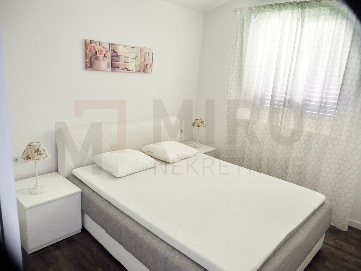 Malinska, lepo urejena samostojna hiša s 3 apartmaji, PRODAMO!