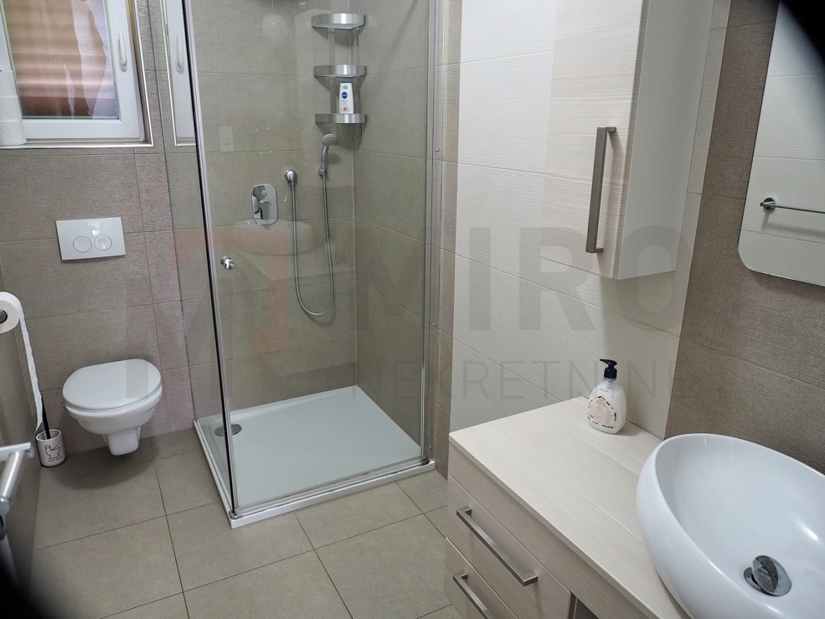 Malinska, lepo urejena samostojna hiša s 3 apartmaji, PRODAMO!