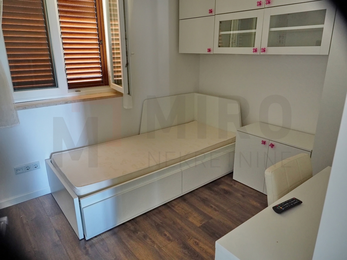 Malinska, lepo urejena samostojna hiša s 3 apartmaji, PRODAMO!