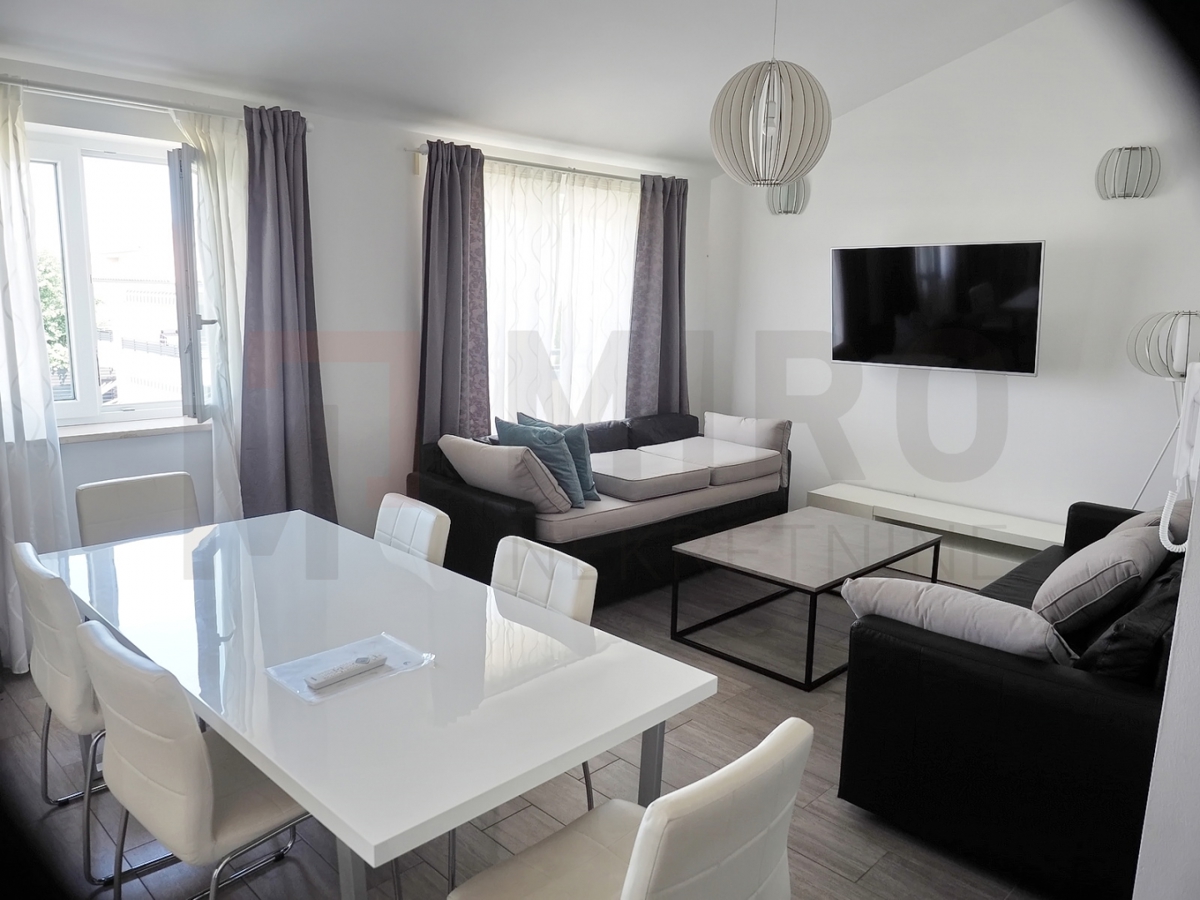 Malinska, lepo urejena samostojna hiša s 3 apartmaji, PRODAMO!